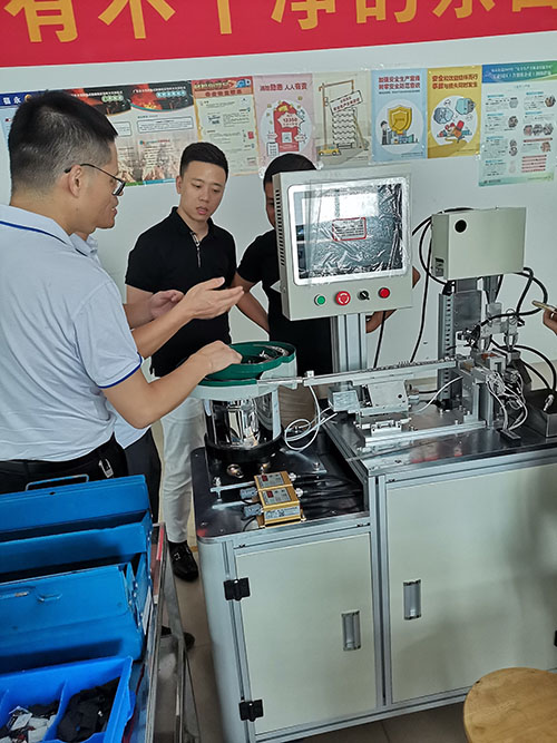 三軸全自動(dòng)點(diǎn)膠機(jī)客戶