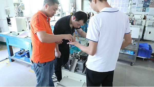 東莞全自動點膠機(jī)