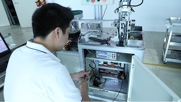 全自動(dòng)硅膠點(diǎn)膠機(jī)