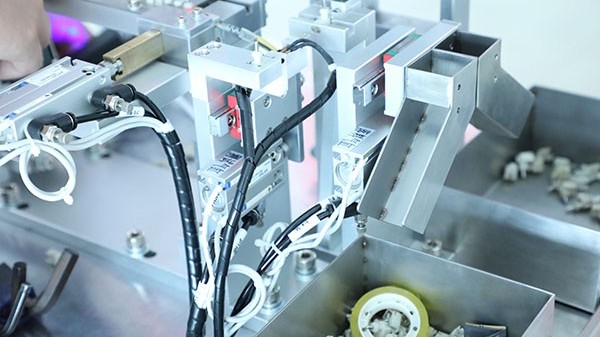 全自動點(diǎn)膠機(jī)廠家