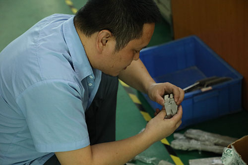 深圳半自動點膠機設備廠家