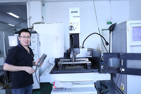 深圳全自動點膠機(jī)廠家