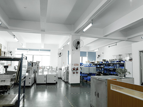 全自動點膠機(jī)車間